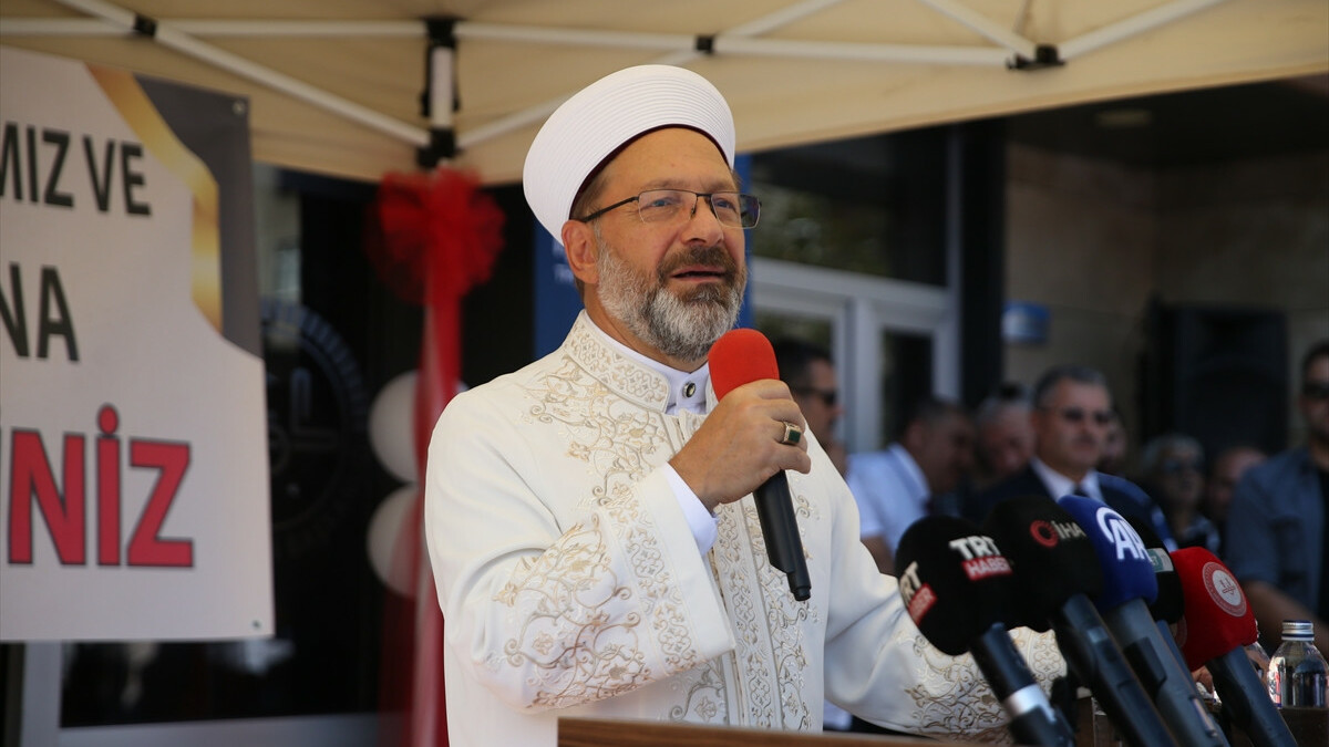 Ali Erbaş: Üniversitedeki gençlerimizi İslam ahlakıyla donatmalıyız