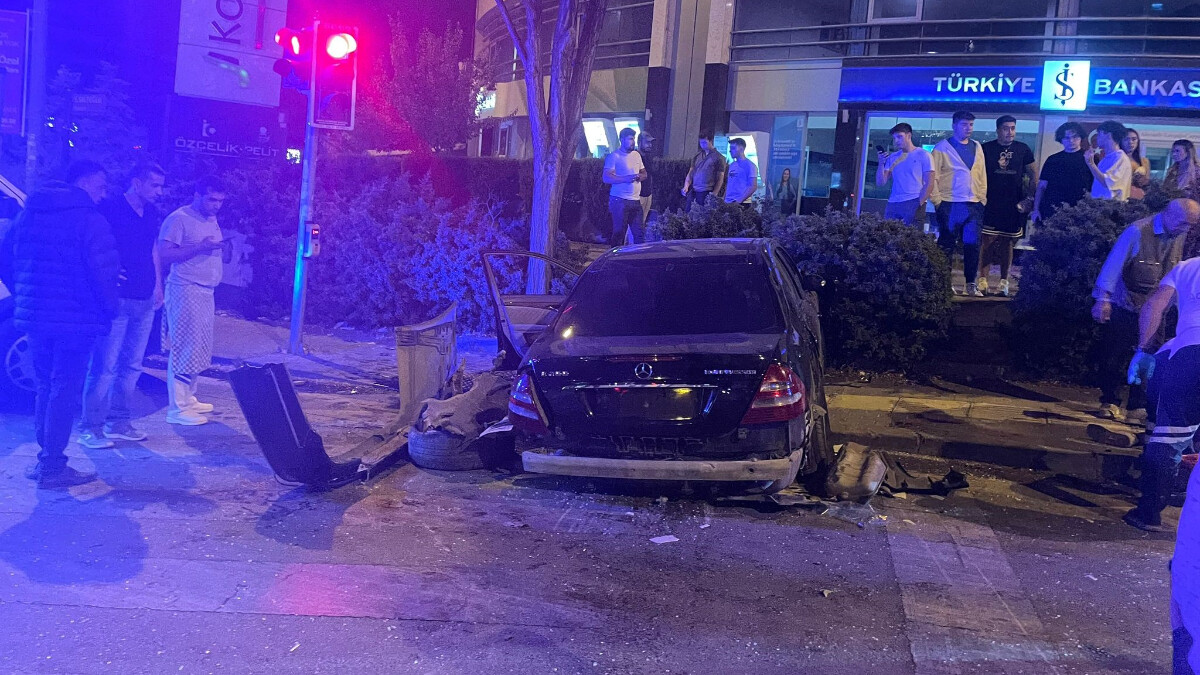 Ankara’da otomobil duvara çarptı: 5 yaralı