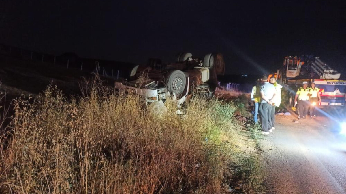 Ankara’da tarlaya uçan tırın sürücüsü can verdi