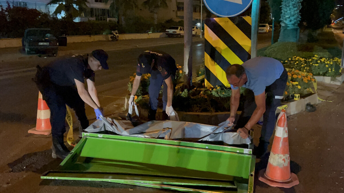 Antalya’da alkollü sürücü yaya geçidinden geçen adamın hayatına mal oldu