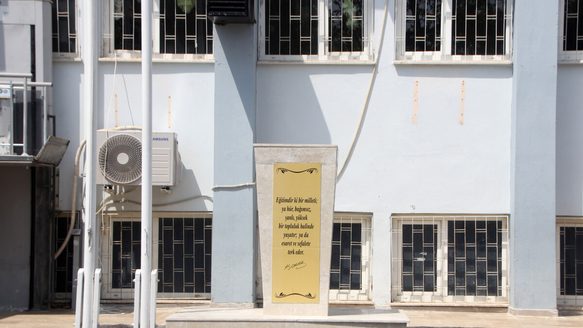 Antalya’da Atatürk büstüne balyozlu saldırı