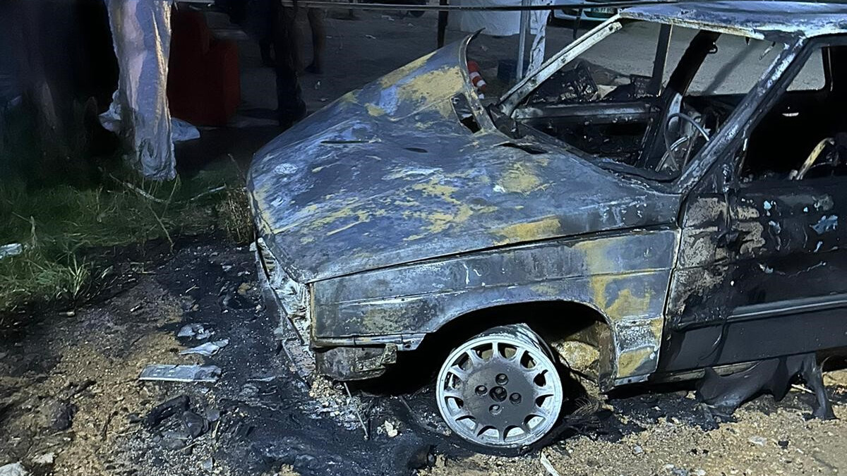 Antalya’da ateşe verilen araç kullanılamaz hale geldi