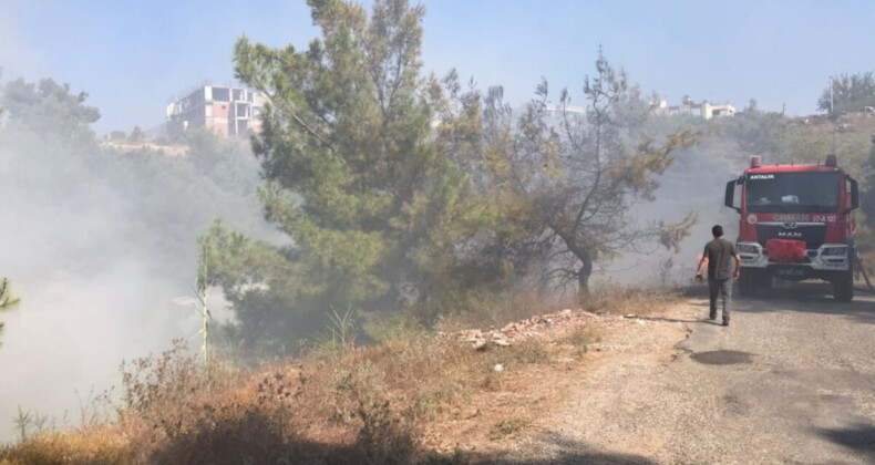 Antalya’da çöp dökülen alanda çıkan yangın büyümeden kontrol altına alındı