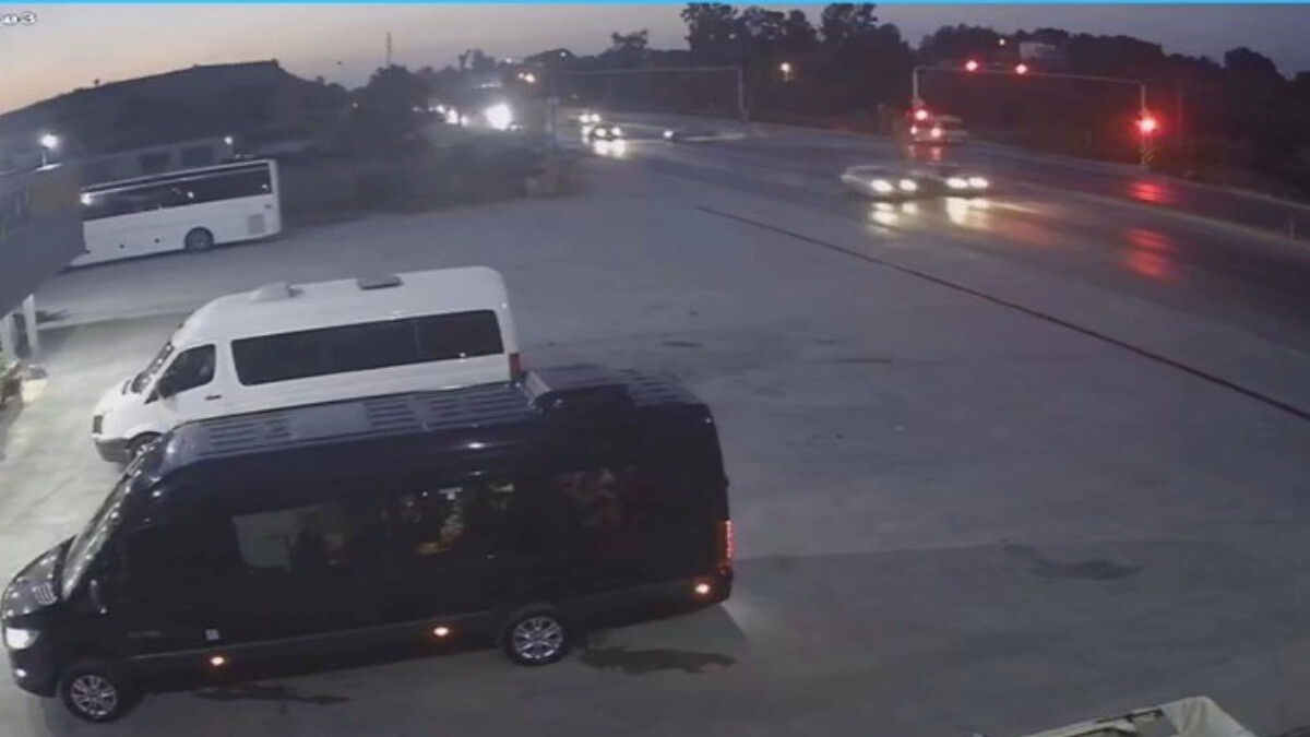 Antalya’da kırmızı ışık ihlali yapan sürücü ters yöne girdi