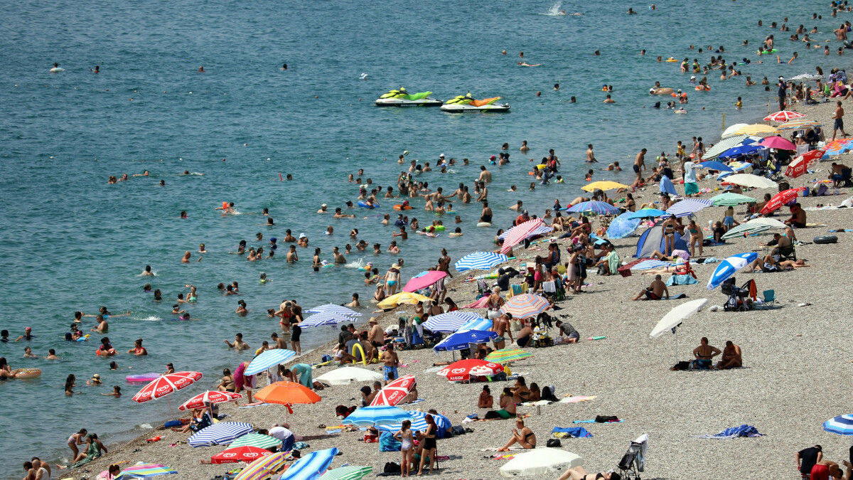 Antalya’da nemden bunalan denize koştu