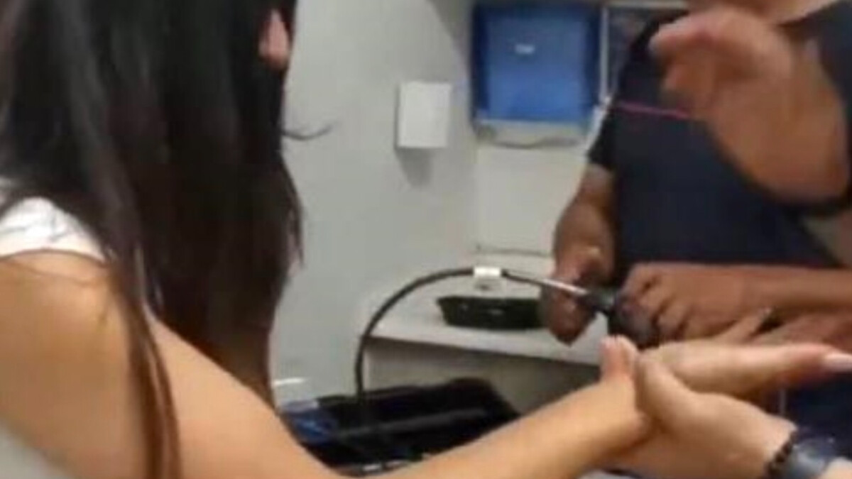 Antalya’da parmağına sıkışan yüzük itfaiye sayesinde çıkarıldı