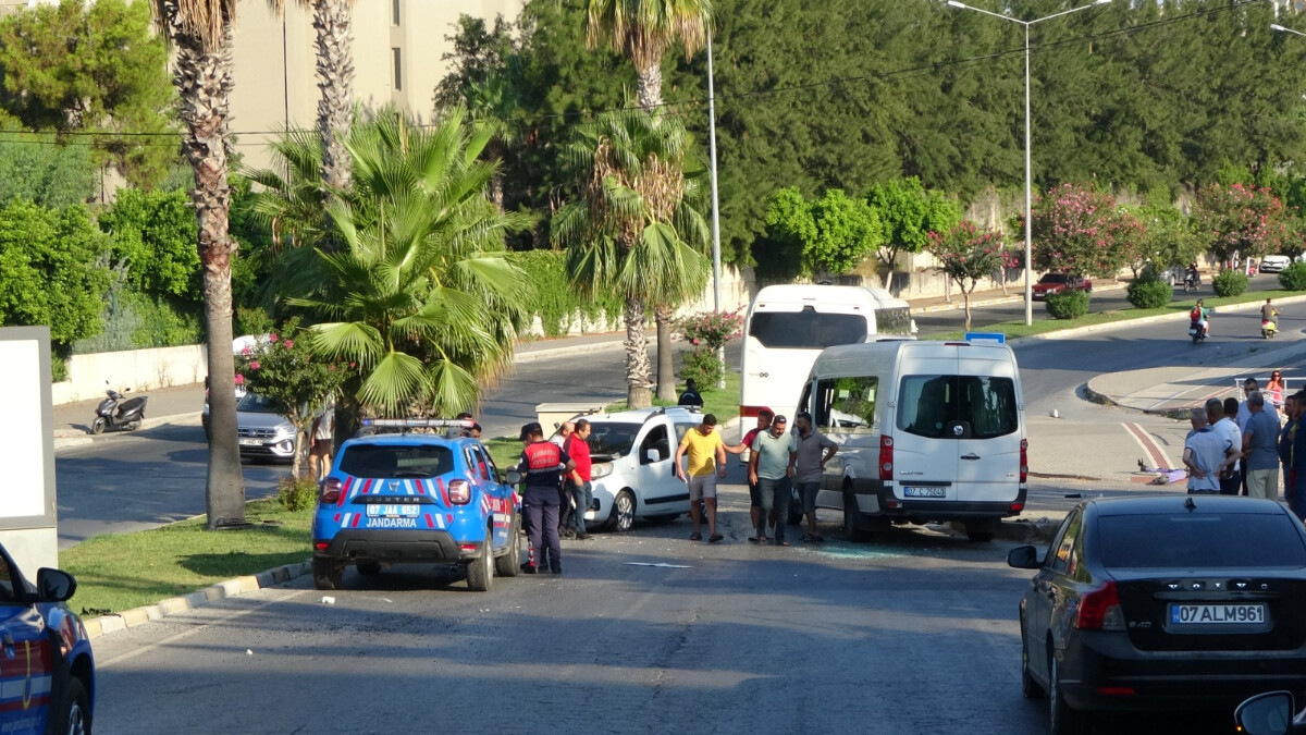 Antalya’daki tur otobüsü 2 araca çarptı: 6 yaralı
