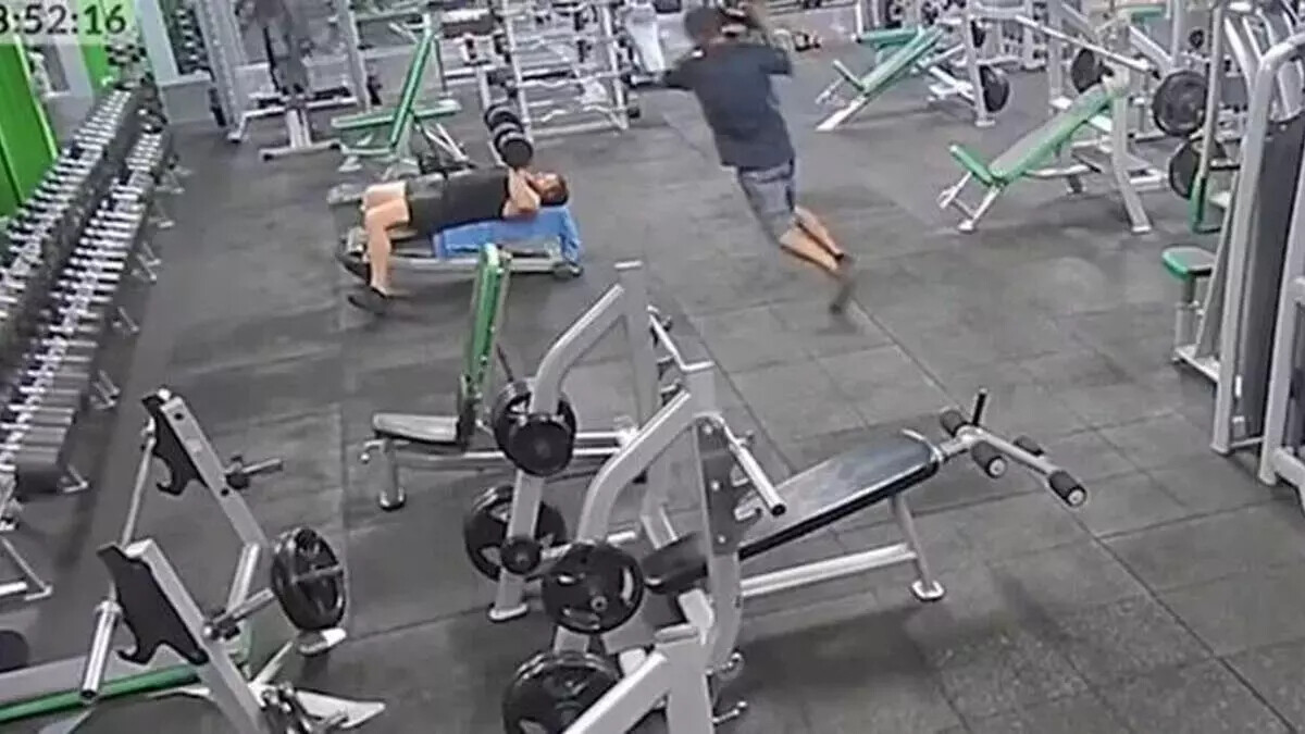 Antrenman yapan kişinin yüzüne 20 kiloluk ağırlık fırlattı! Kan donduran görüntüler