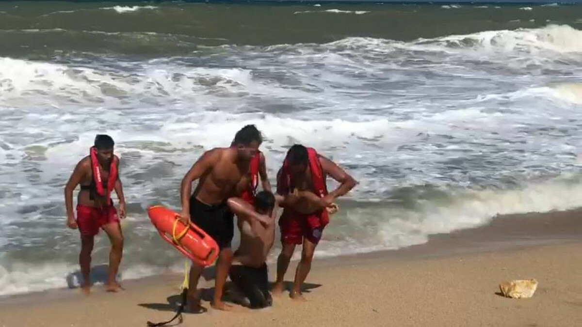 Arnavutköy’de yasakalanan denize girdi, boğulma tehlikesi geçirdi