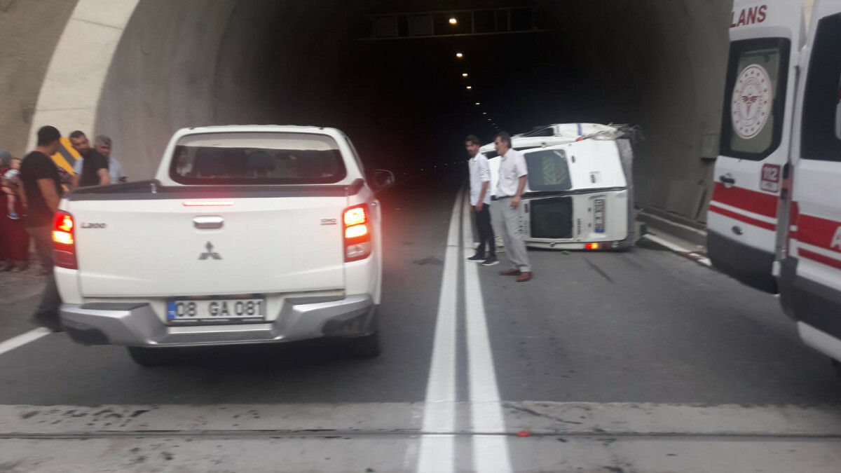 Artvin’de, düğüne gidenleri taşıyan minibüs tünel girişinde devrildi