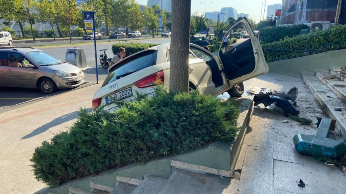 Ataşehir’de direksiyon başında rahatsızlanan sürücü duvara çarptı