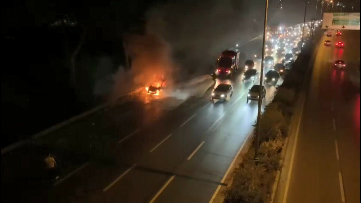 Bağcılar’da seyir halindeki otomobil alev topuna dönüştü