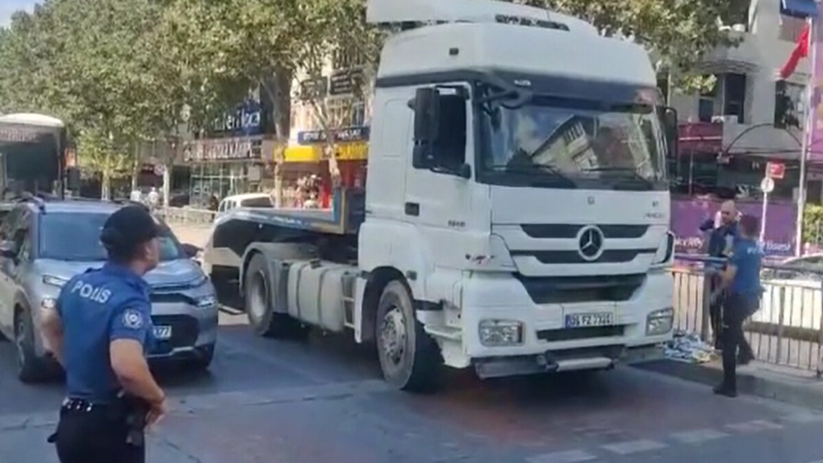 Bakırköy’de tekerlekli sandalyedeki 83 yaşındaki adam tırın altında kaldı