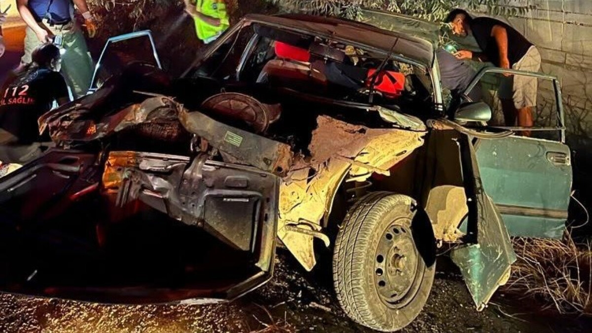 Balıkesir’de ağaca çarpan otomobil hurdaya döndü: 3’ü çocuk 6 yaralı