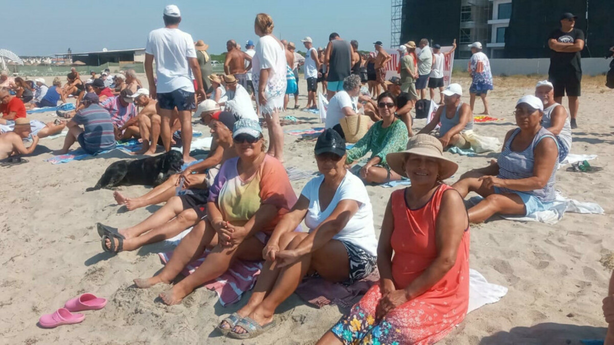 Balıkesir’de plaj ücretleri ve yapılaşma protesto edildi: Havlusunu alan geldi