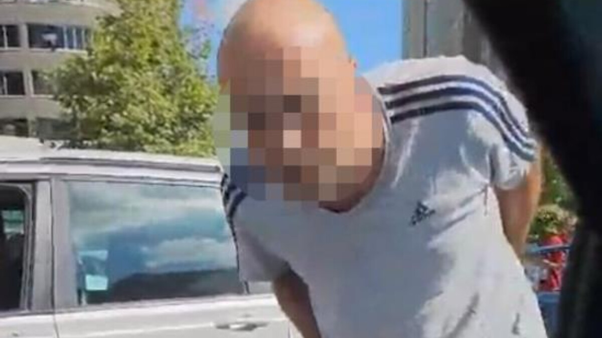 Başakşehir’de trafik magandası doktorun aracına saldırdı