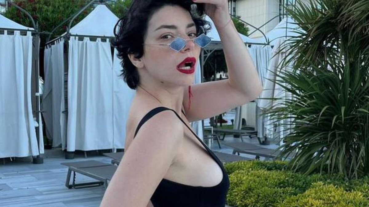 Başını örtüp göbeğini açtı! Merve Boluğur’un tarzı sosyal medyayı salladı!