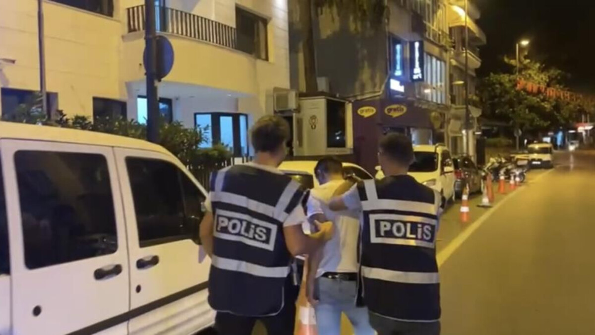 Beşiktaş’ta 7 kişilik alkollü grup polis memuruna saldırdı