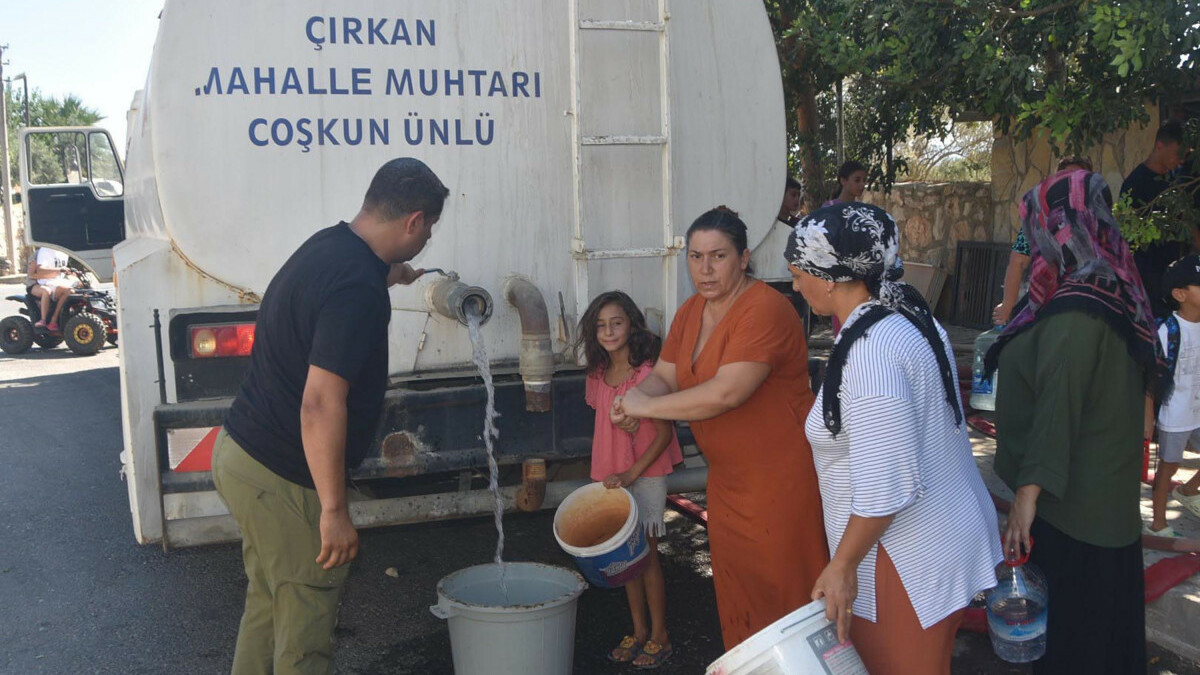 Bodrum susuz kaldı: Muhtar tankerle su dağıtıyor