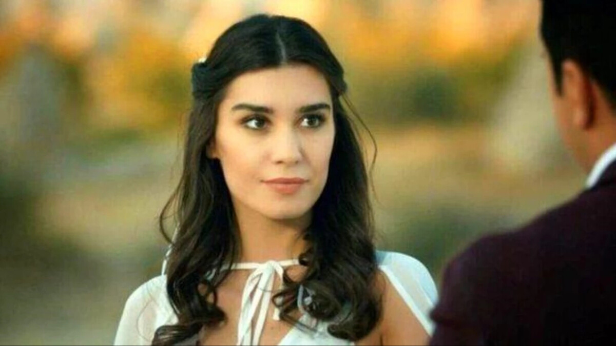 Burcu Kıratlı havuzdan çıktı, takipçileri bakakaldı! “Islak ıslak bakma öyle”