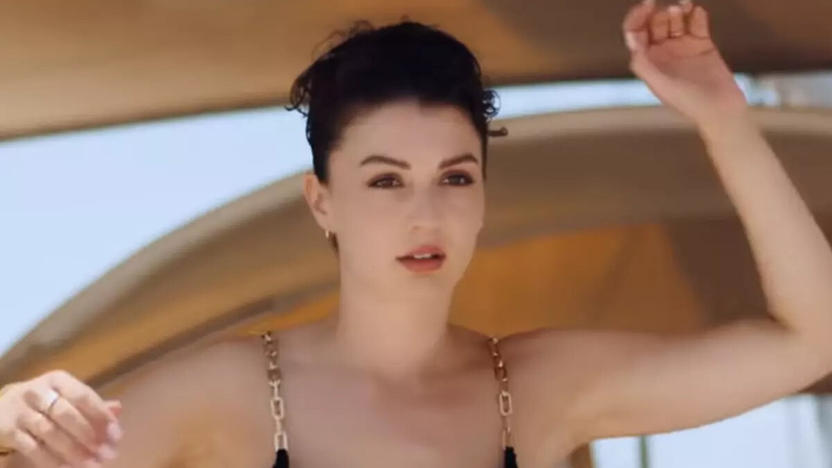 Burcu Özberk dekolteyi arşa çıkardı, sosyal medya hayran kaldı! “Senin gibisi sayılı”