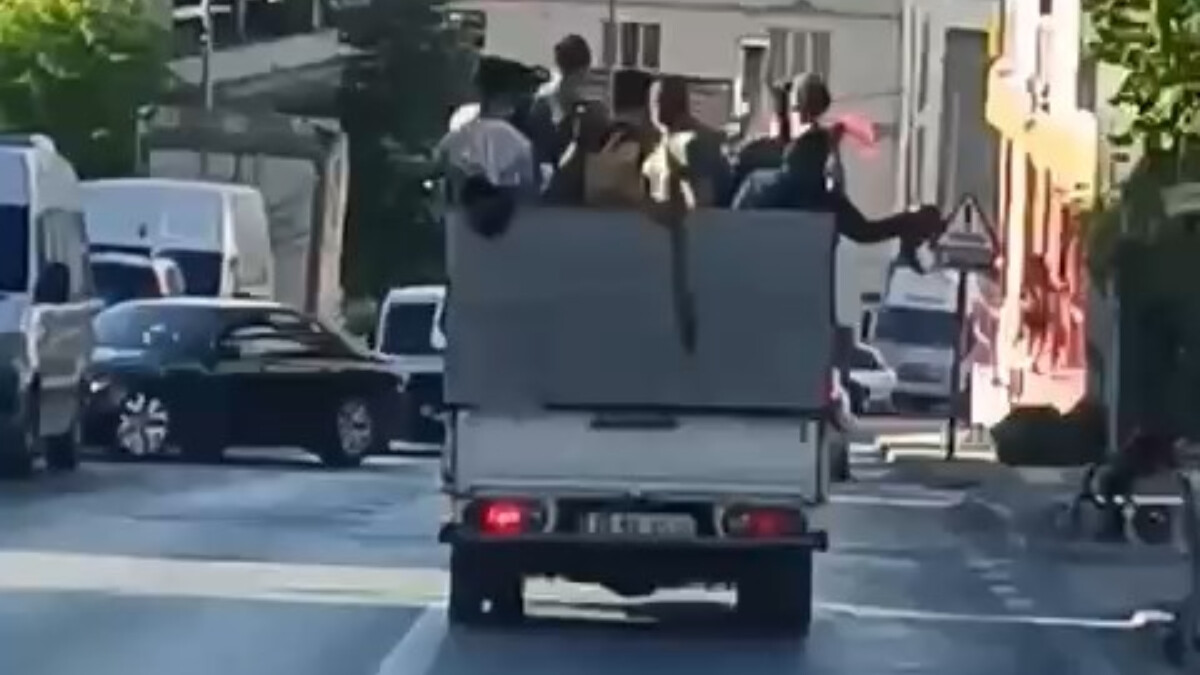 Bursa’da 8 kişinin bindiği kamyonetli düğün konvoyu kamerada