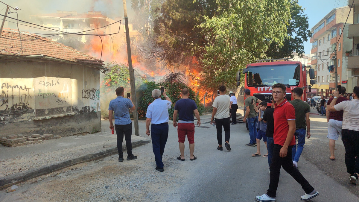 Bursa’da boş evde çıkan yangın paniğe sebep oldu