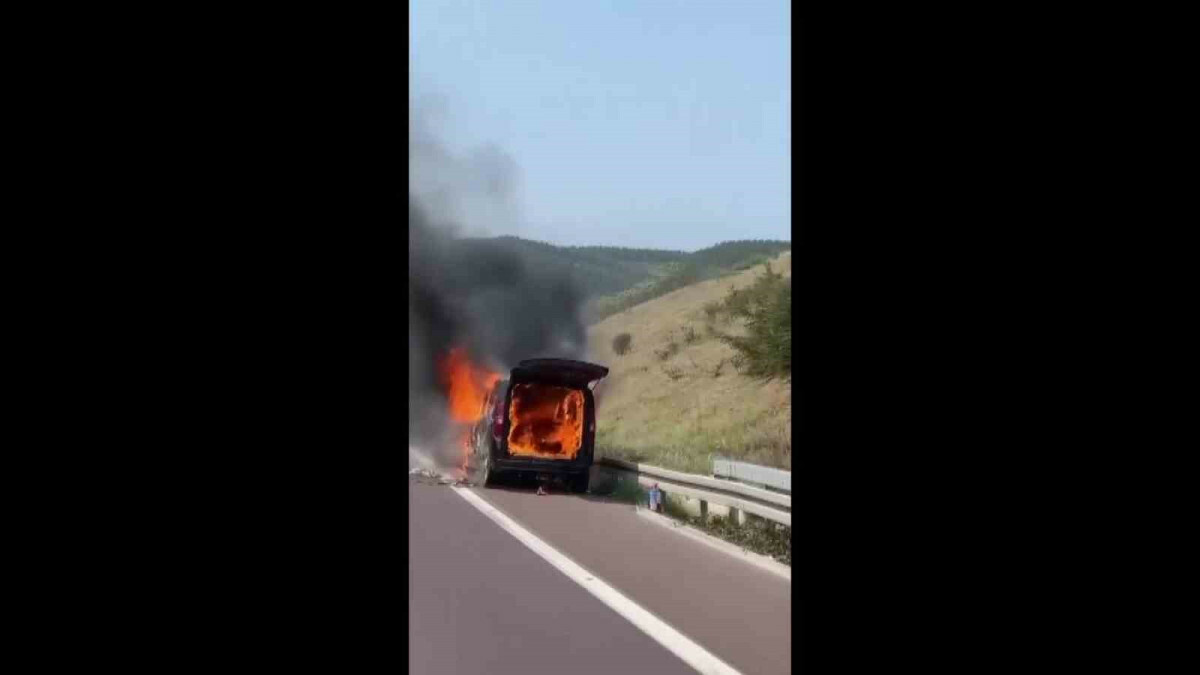 Bursa’da hafif ticari aracın küle döndüğü anlar