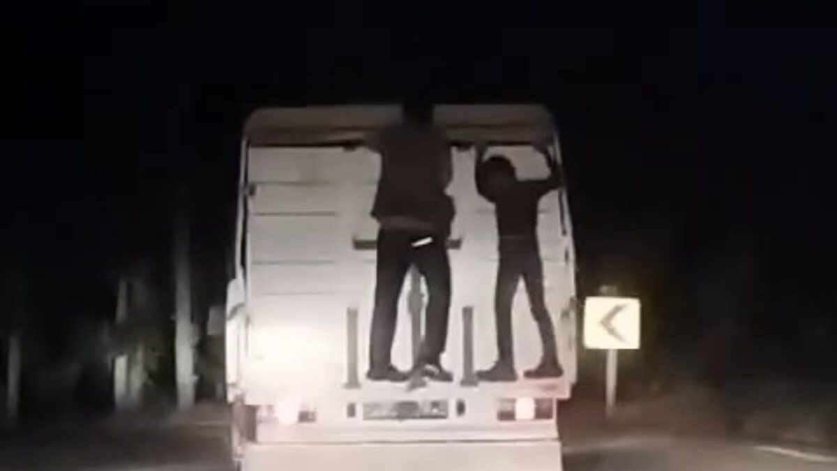 Bursa’da kamyonet kasasına asılan baba ve oğlu tehlike saçtı