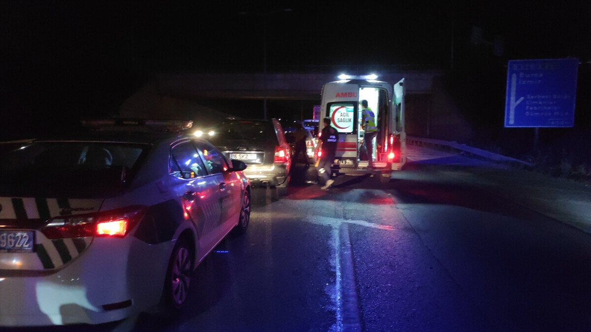 Bursa’da kaza yerine giden polise otomobil çarptı