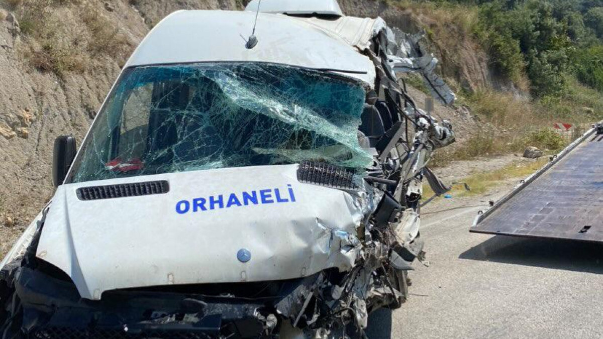 Bursa’da kontrolden çıkan minibüs, kamyonla çarpıştı: 1 ölü 5 yaralı
