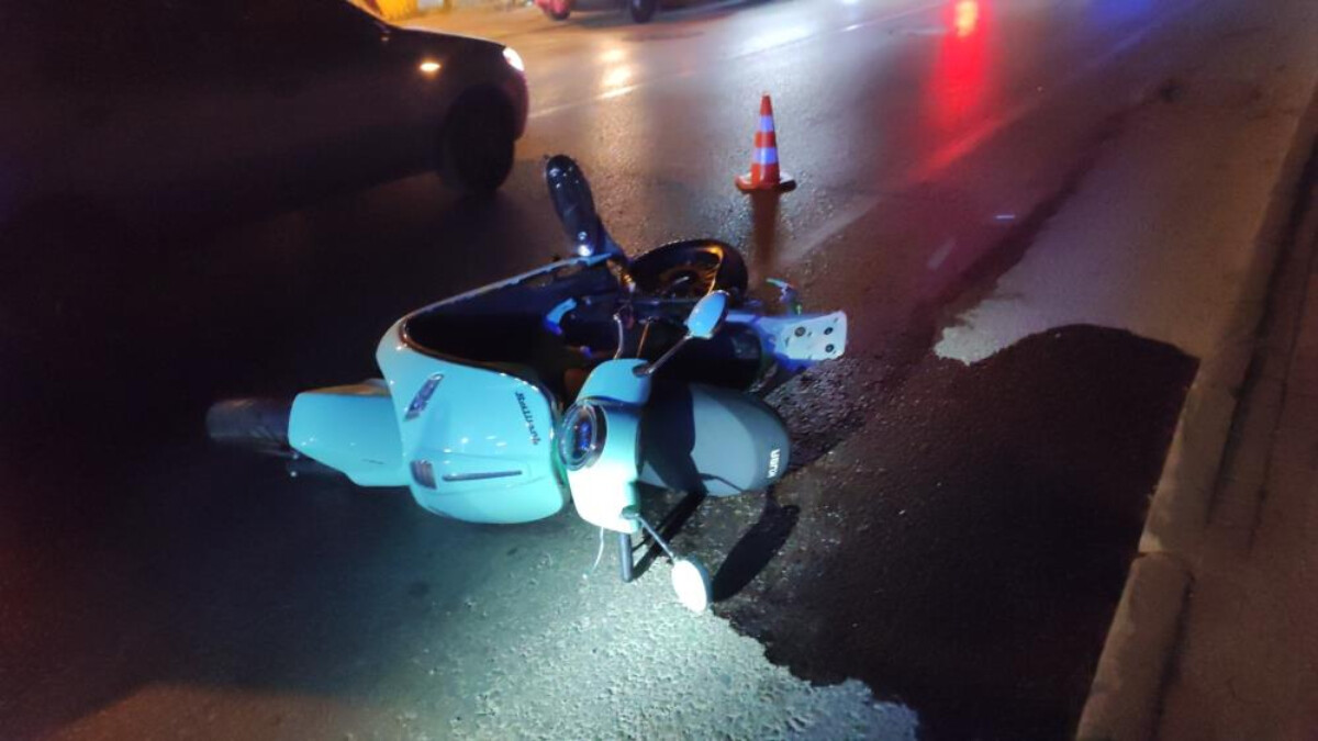 Bursa’da motosiklete çarpan sürücü otomobilini bırakıp kaçtı: 2 yaralı