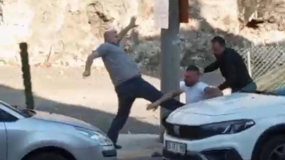 Bursa’da park halindeki otomobile çarpan alkollü, kurşun yağdırdı