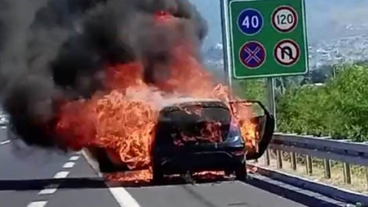 Bursa’da seyir halindeki otomobil alev topuna döndü