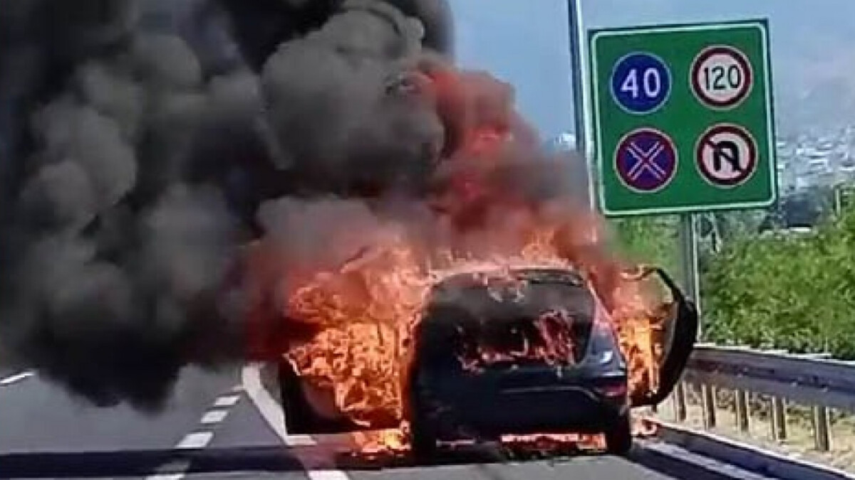 Bursa’da seyir halindeyken alev alan otomobil yandı