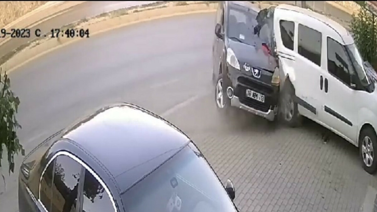 Bursa’da virajı alamayan sürücü park halindeki 3 araca çarptı