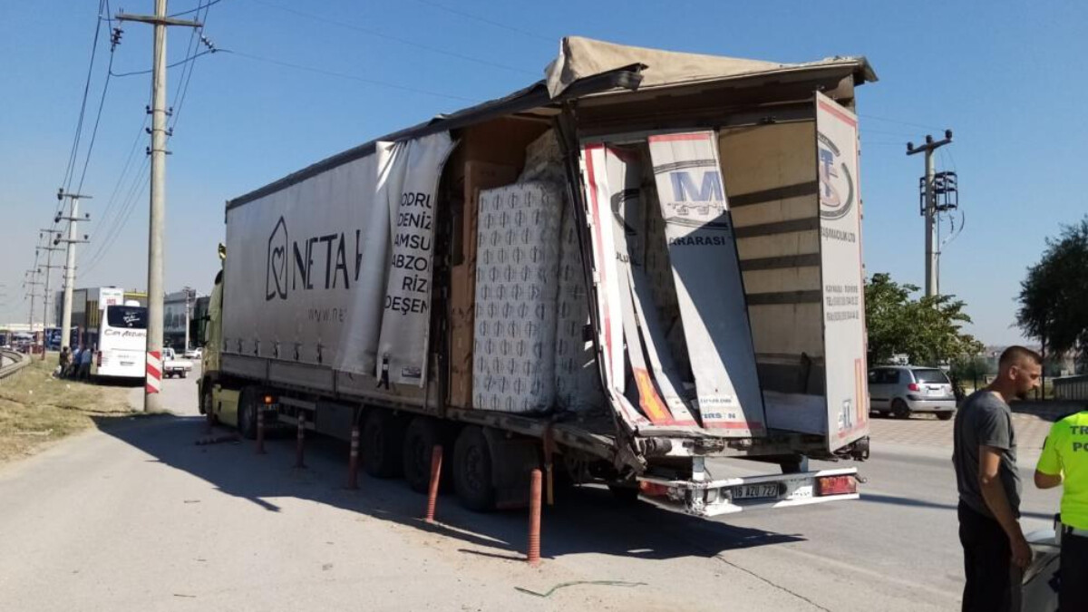 Bursa’da yolcu otobüsüyle tır çarpıştı: 2 yaralı