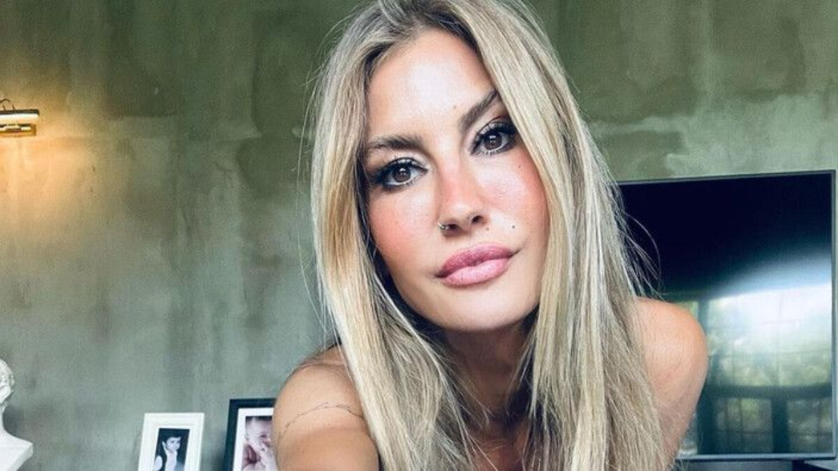 Çağla Şıkel çocuklarıyla poz verdi! Fiziği büyüledi