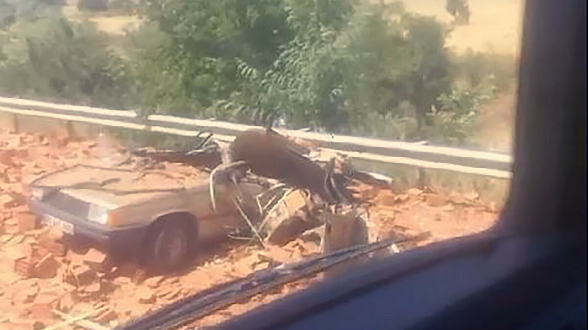 Çankırı’da sollama yapan tırdan düşen tuğlaların altında kaldı