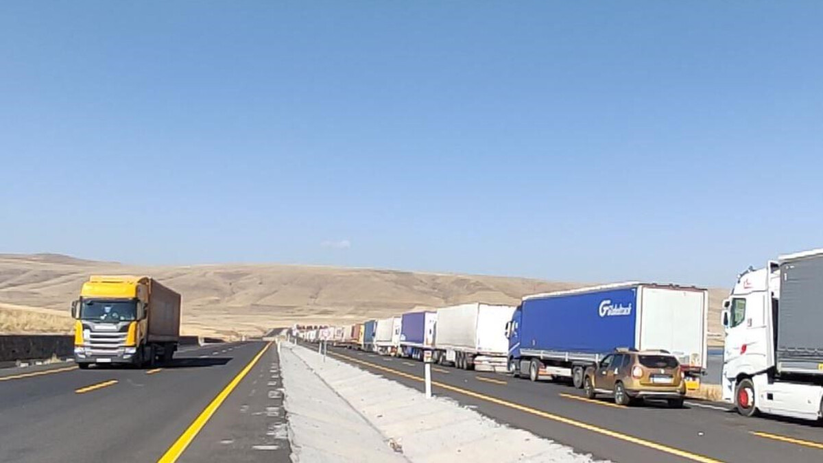 Çıldır-Aktaş Gümrük Kapısı’nda tır kuyruğu