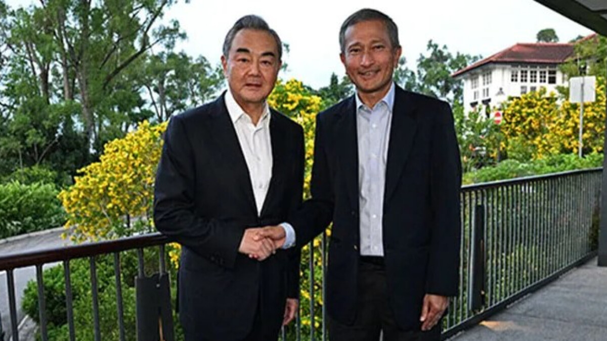 Çin Dışişleri Bakanı Wang Yi’den kravatsız Singapurlu mevkidaşına jest