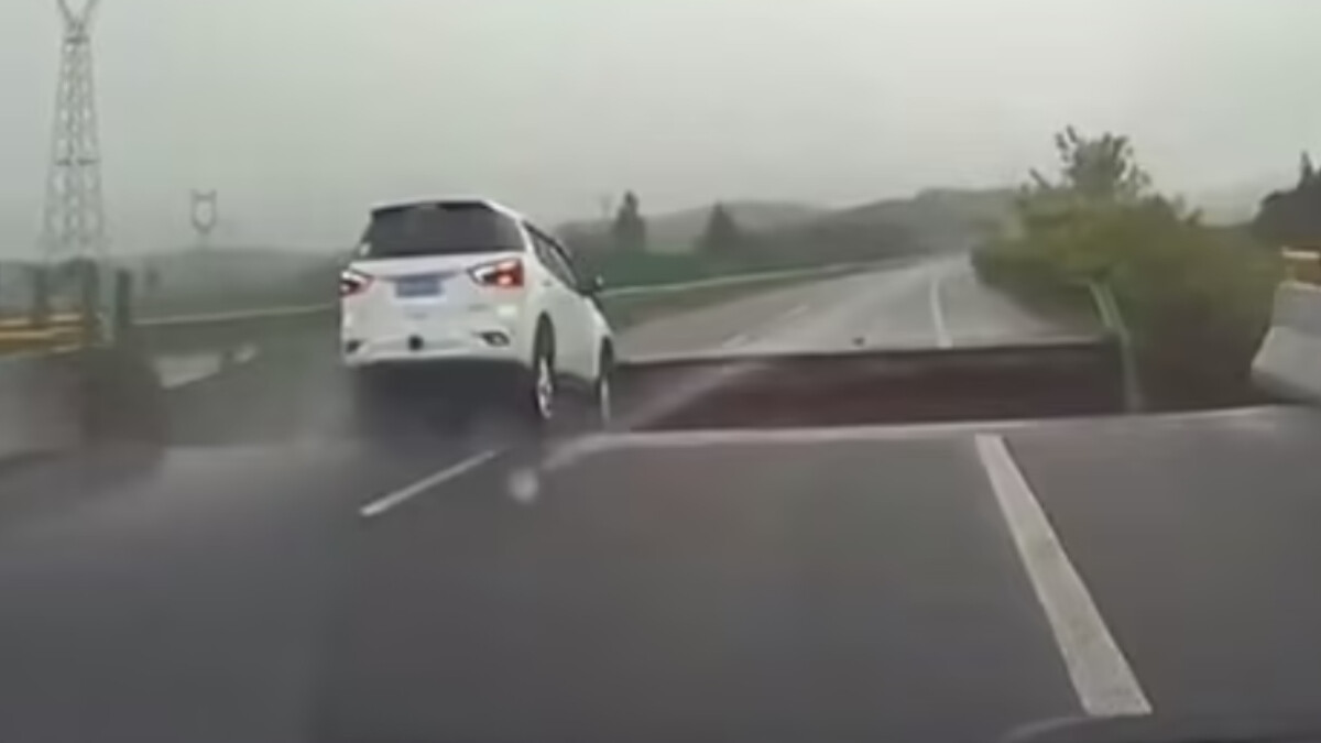 Çin’de çöken köprüyü fark etmeyen sürücü kaza yaptı
