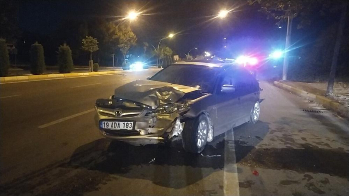 Çorum’da otomobil ile hafif ticari araç çarpıştı: 1 yaralı