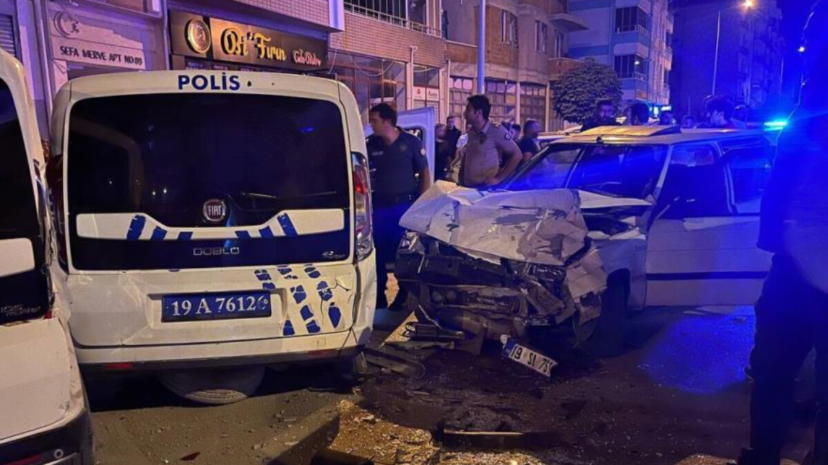 Çorum’da polis aracına otomobil çarptı: 1’i polis 3 yaralı