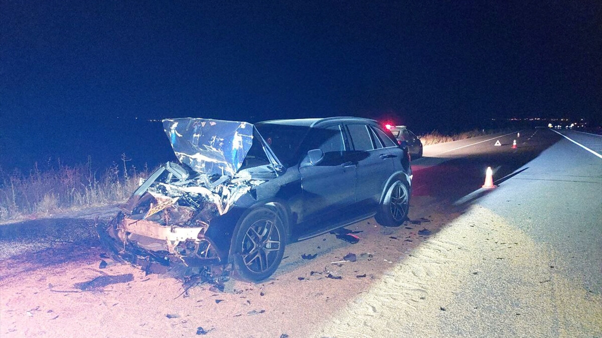 Çorum’da traktörle çarpışan otomobildeki 3 kişi hastaneye kaldırıldı