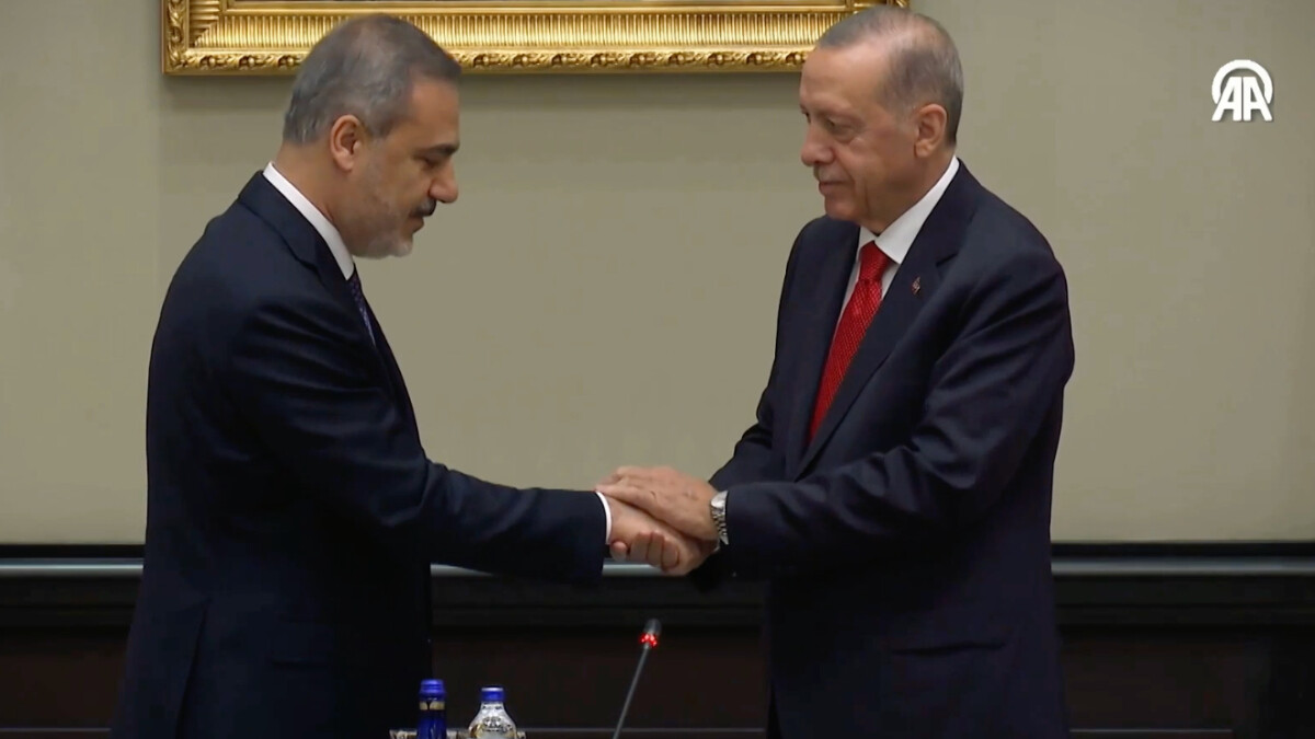 Cumhurbaşkanı Erdoğan’dan Hakan Fidan’a üstün hizmet beratı