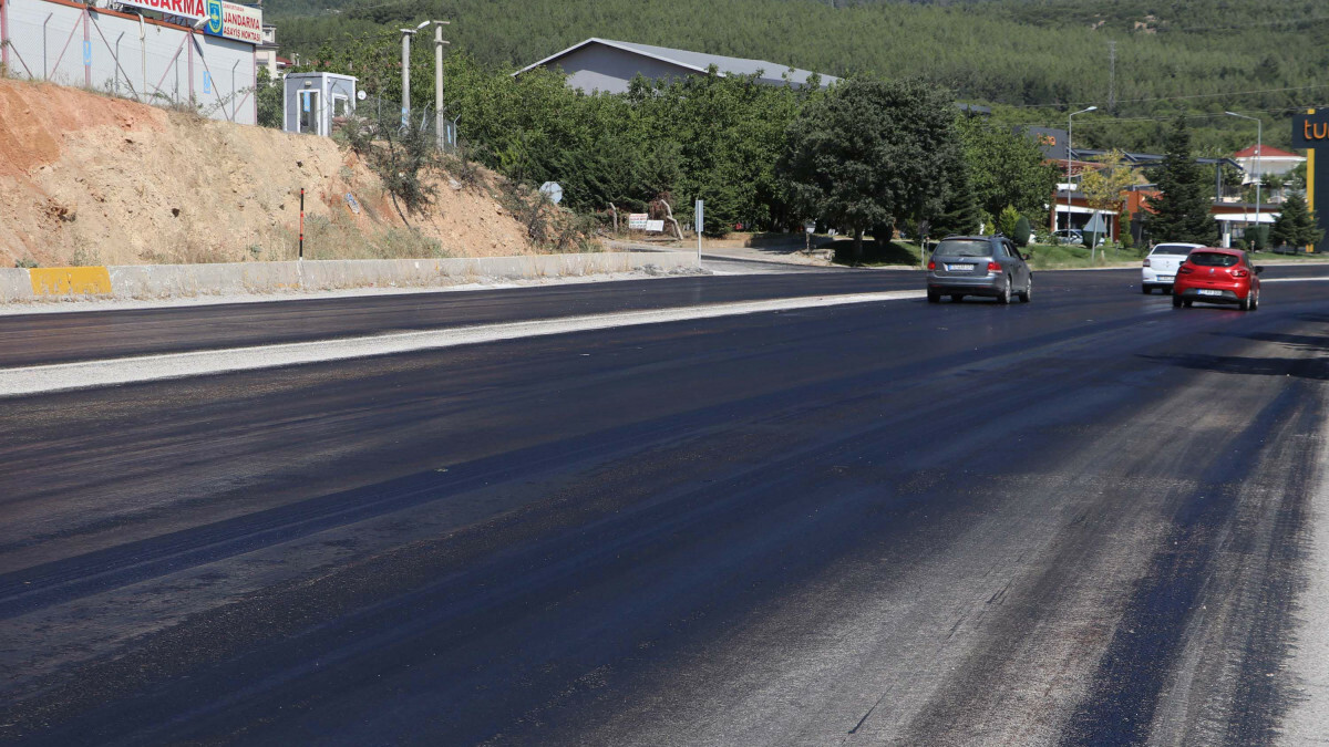 Denizli’de sıcak hava nedeniyle asfalt eridi