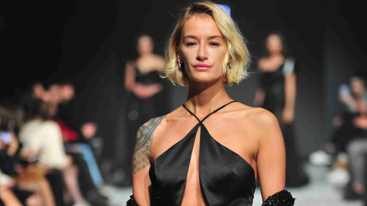 Didem Soydan mayolu pozlarıyla olay yarattı! ‘Bu fizik gerçek mi?’