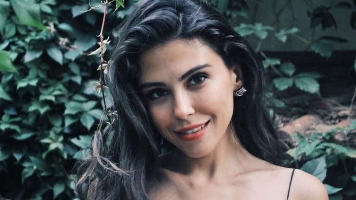 Dilara Aksüyek’ten sokakta cesur pozlar! Fizik gösterisi yaptı…