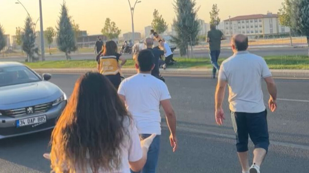 Diyarbakır’da ambulanstaki sağlık çalışanları bıçaklı saldırıya uğradı: 4 yaralı